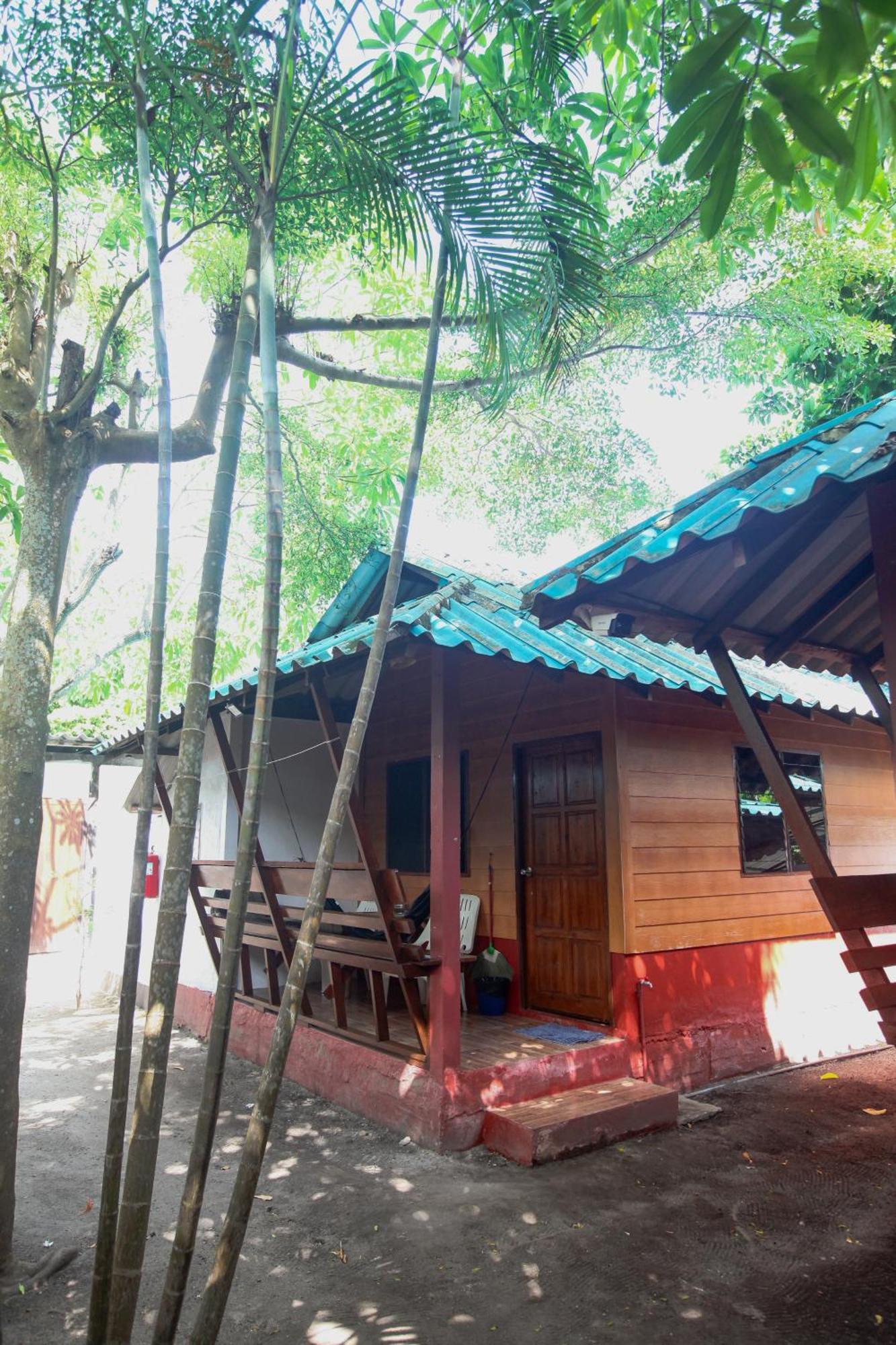 Family Song Koh Lipe Hotel Bagian luar foto