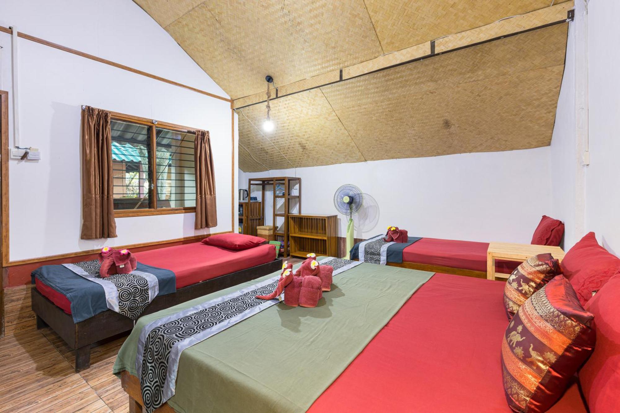 Family Song Koh Lipe Hotel Bagian luar foto
