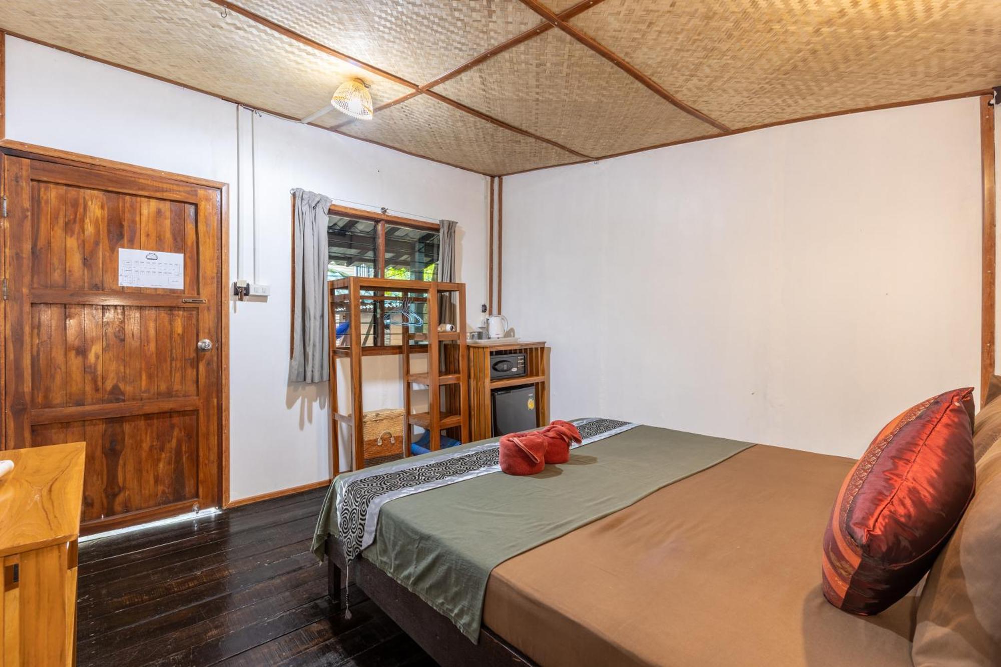 Family Song Koh Lipe Hotel Bagian luar foto