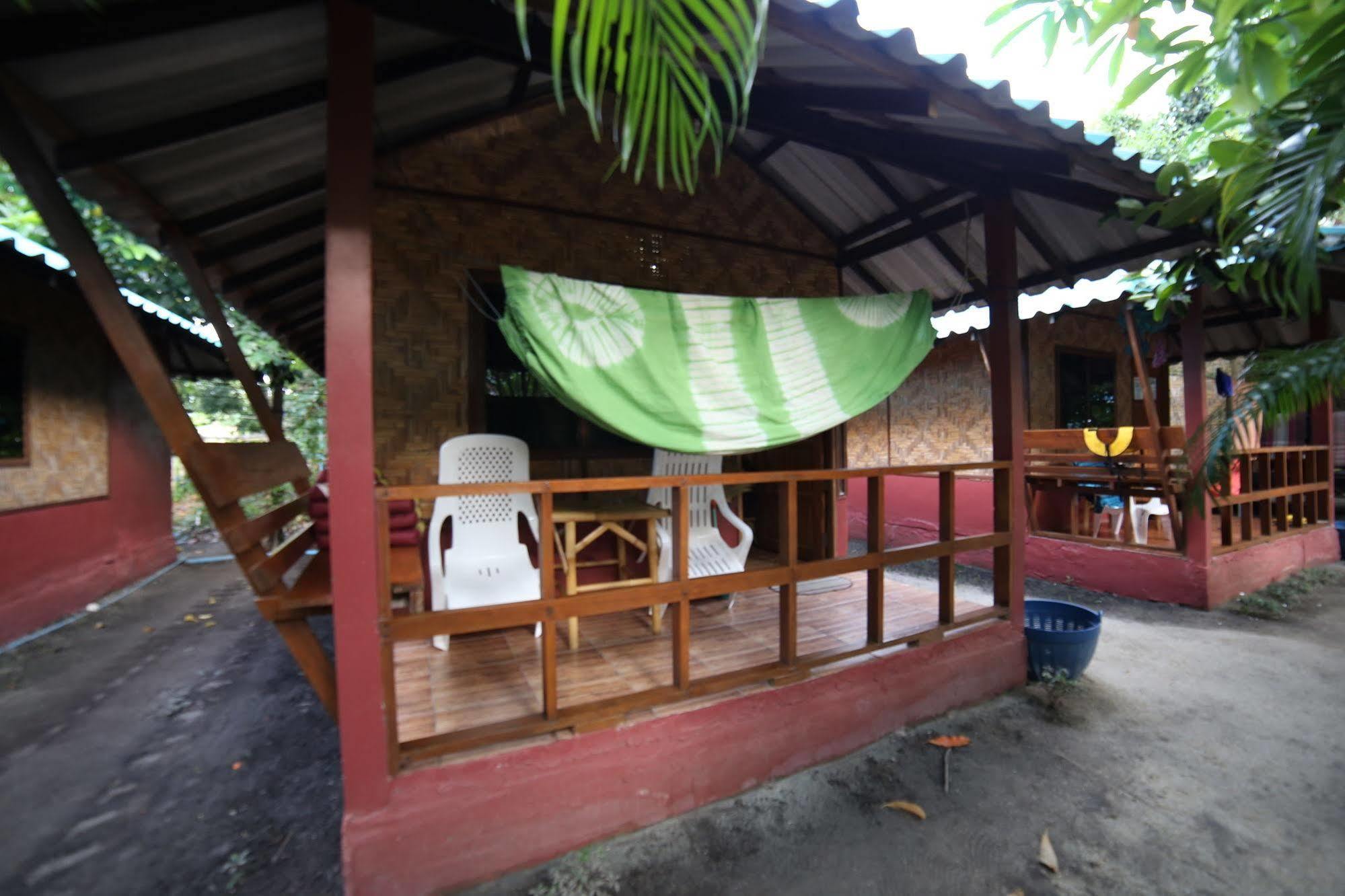 Family Song Koh Lipe Hotel Bagian luar foto