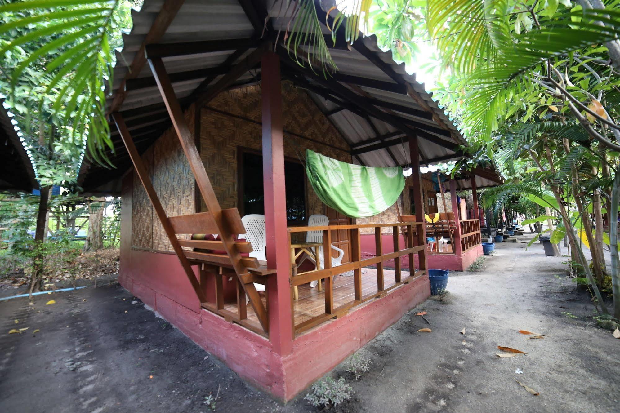 Family Song Koh Lipe Hotel Bagian luar foto